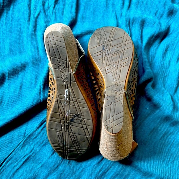 KENNETH COLE BROWN FLOWER WEDGE SLING BACKS - Picture 7 of 9